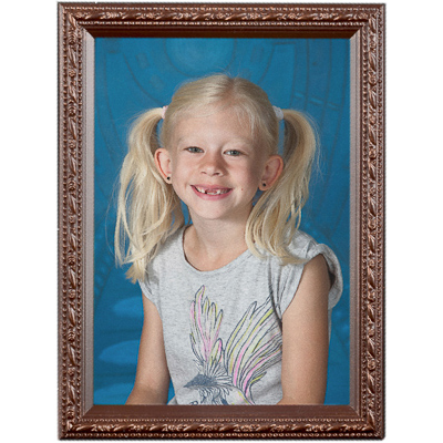Kinderportrait auf Zuckerguss im Schokorahmen, ein Schoko-Bild und Schokofoto